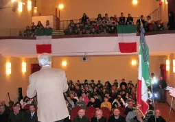 Presenta Giangi Giordano Pubblico di giovanissimi